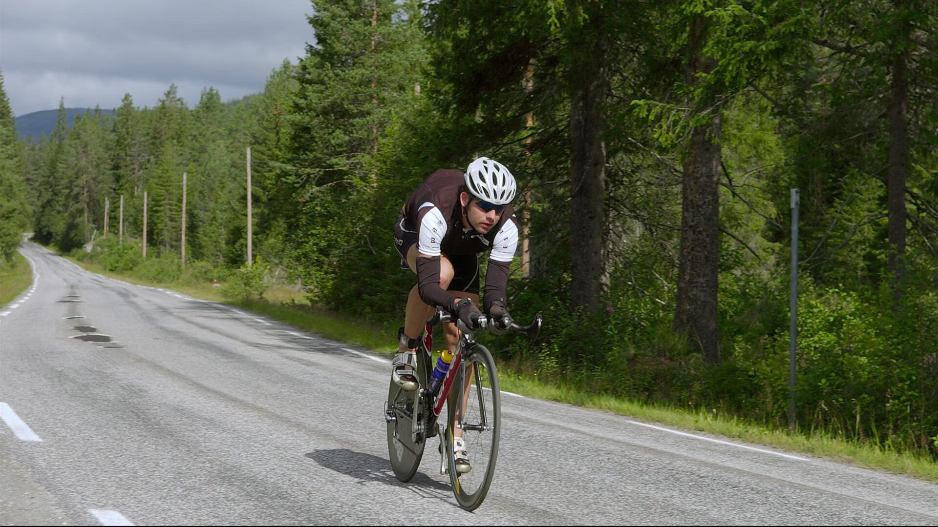 世界雨林穿越探险赛 高温高湿环境下多队退赛